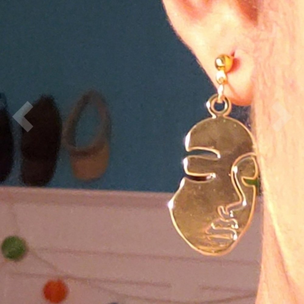 ⬇️ Brandy Melville Gold Face Earring Vintage - Picture 4 of 4